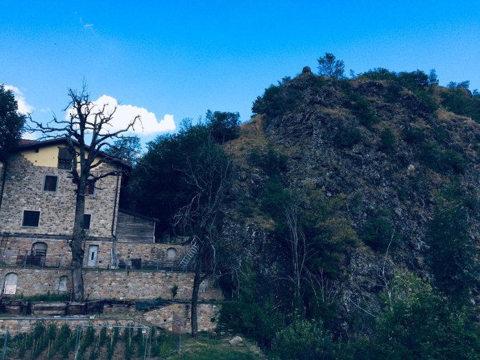 Il piccolo Poggio Medola nella valle del Dragone