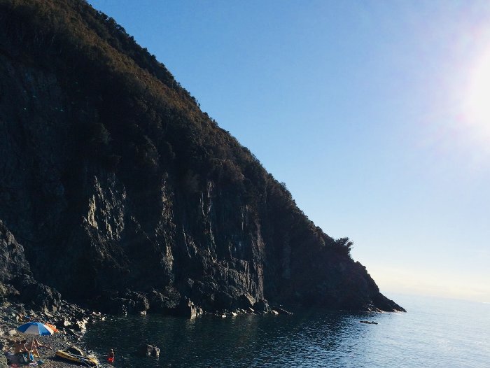 Una delle spiagge libere della costa occidentale dell'isola d'Elba