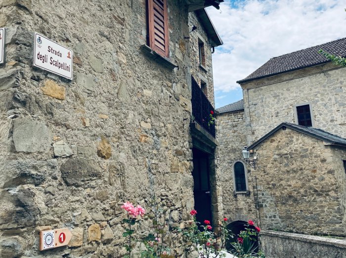Il borgo medievale di Cassio e la via degli Scalpellini