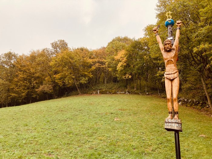 Le statue nel bosco di Corlaiti