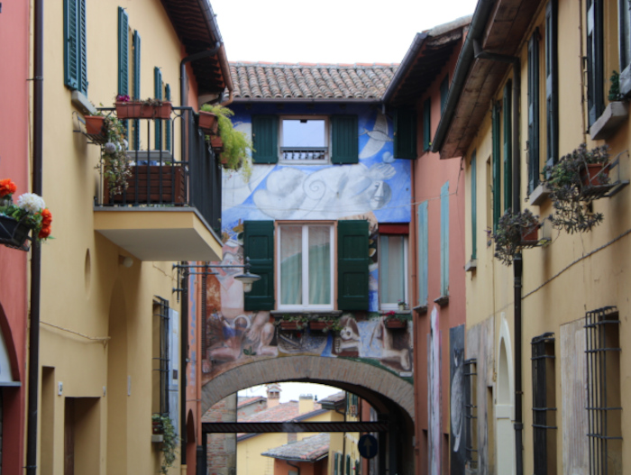 I coloratissimi murales di Dozza